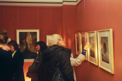 Besucher im Ausstellungsraum beim betrachten der Bilder