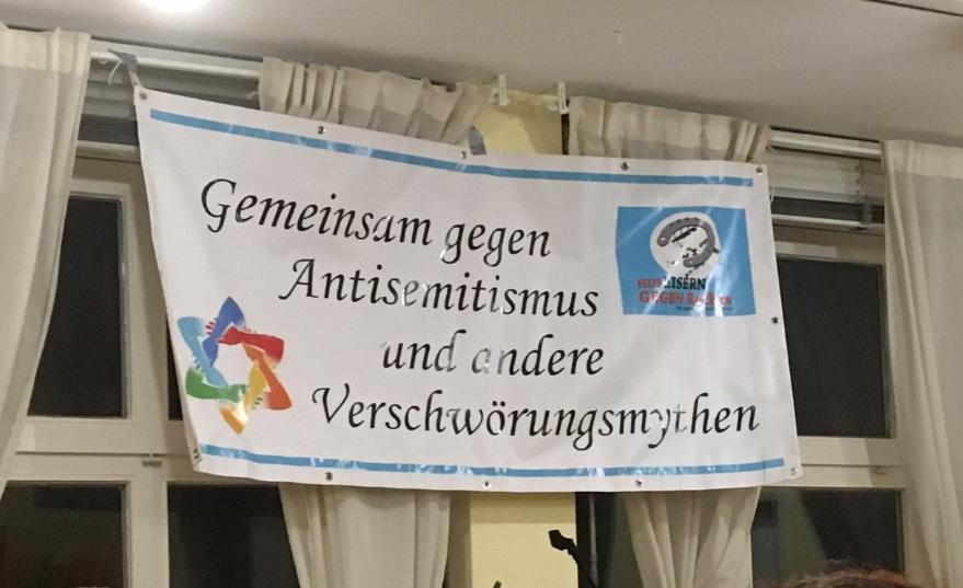 Foto eines Plakats mit der Aufschrift: Gemeinsam gegen Antisemitismus und andere Verschw&ouml;rungsmythen